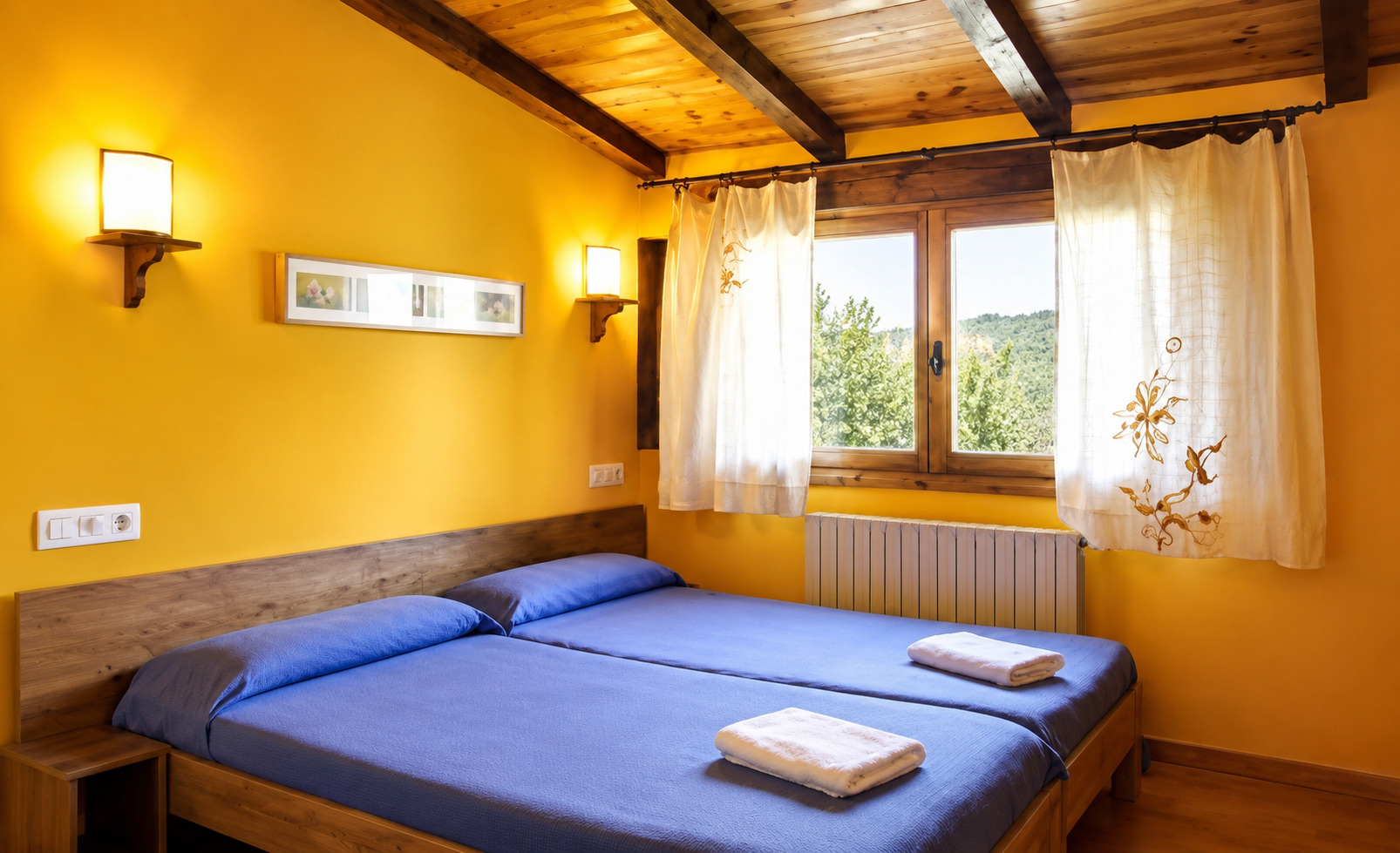 Habitación Rusti-Zen con sábanas azules de La Casa Toya