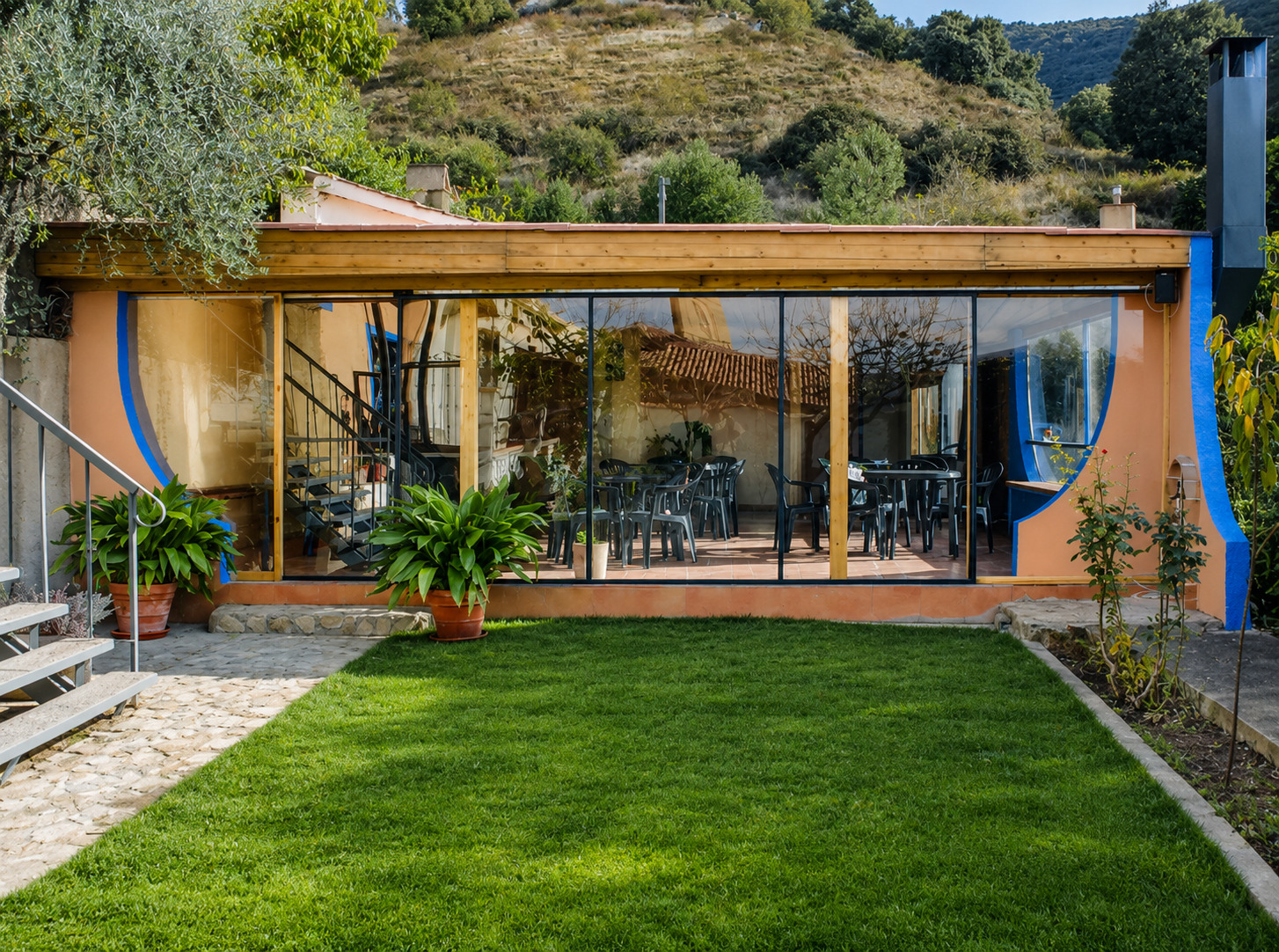 Sala Jardín y jardín de lacasatoya